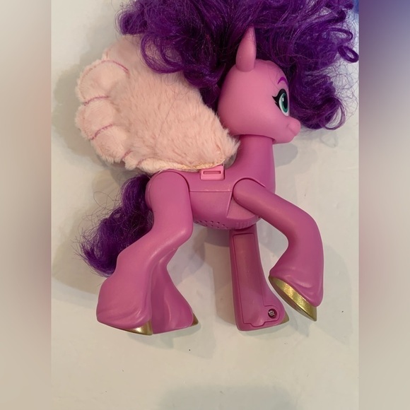 My Little Pony Singing Star Princess Petals with Moving Wings + Izzy Moonbow - Picture 2 of 9